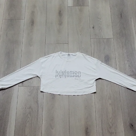 Lululemon Muscle Love Long Sleeve Shirt *Motif White Size 4 NWOT - Picture 2 of 5